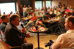 Kurzweilige Diskussion zwischen dem Juso-Bundesvorsitzenden Kevin Kühnert und dem Kreisvorsitzenden und Landtagsabgeordneten Harry Scheuenstuhl (Foto: S. Balcerowski)