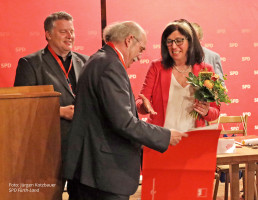 Heike Gareis, Vorsitzende der SPD Neustadt/Aisch-Bad Windsheim, gratuliert ebenfalls