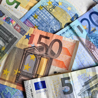 Euroscheine übereinander- und nebeneinanderliegend