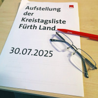Unterlagen, Brille und Stift bei der Aufstellung der Kreistagsliste